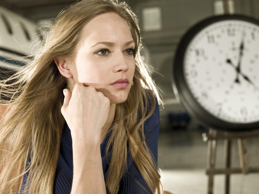 女性の髪の毛を若返るためにできる方法は？