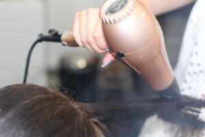 ドライヤーを使った女性のためのボリュームアップ乾かし方は？