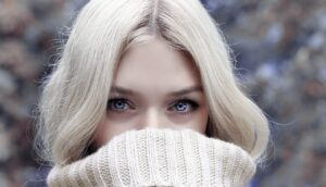 女性の抜け毛を冬の乾燥から守るための対策は？