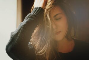 女性の育毛剤は湿った髪と乾いた髪のどちらで使うべき？