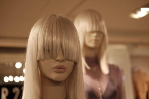 女性の髪の毛に栄養不足が生じる原因は何ですか？