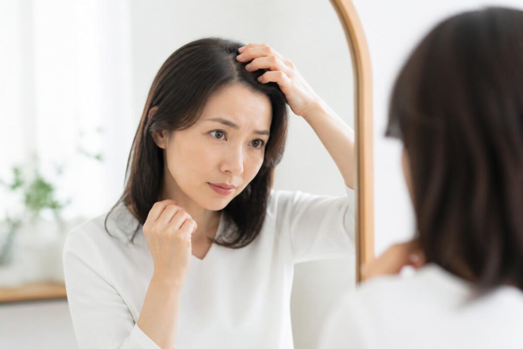 女性の抜け毛が秋に増える理由とその対策は？