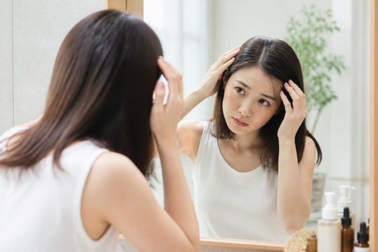 女性の抜け毛と季節の関係、考えられる原因は？