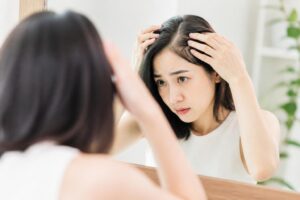 女性の抜け毛は更年期以外に何が原因？
