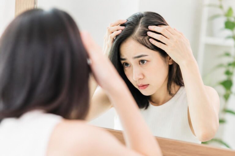 女性の抜け毛は更年期以外に何が原因？
